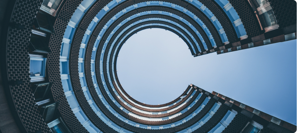 rundes Hochhaus von unten nach oben fotografiert